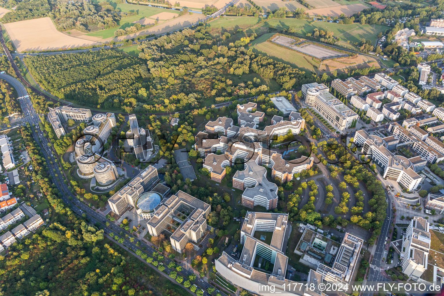 Vue aérienne de Ensemble de bureaux et d'immeubles commerciaux composé de la résidence étudiante Bed & Brains, du 14e commissariat de police, d'Air Liquide Global E&C Solutions et de la République fédérale d'Allemagne - Finanzagentur GmbH - également appelée Lurgihaus à le quartier Niederursel in Frankfurt am Main dans le département Hesse, Allemagne