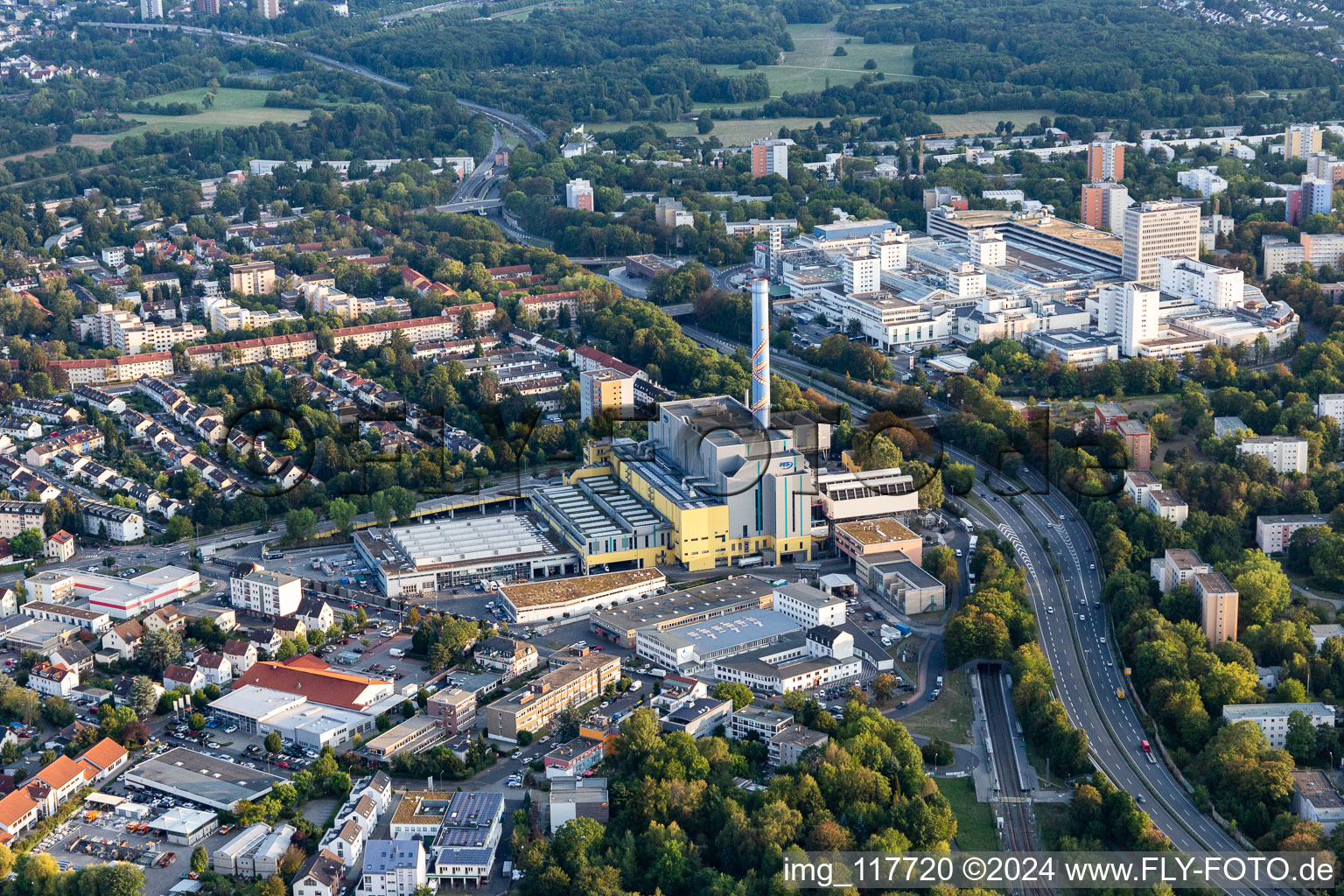 Vue aérienne de Centrales électriques de l'usine de valorisation énergétique des déchets de Francfort à le quartier Heddernheim in Frankfurt am Main dans le département Hesse, Allemagne