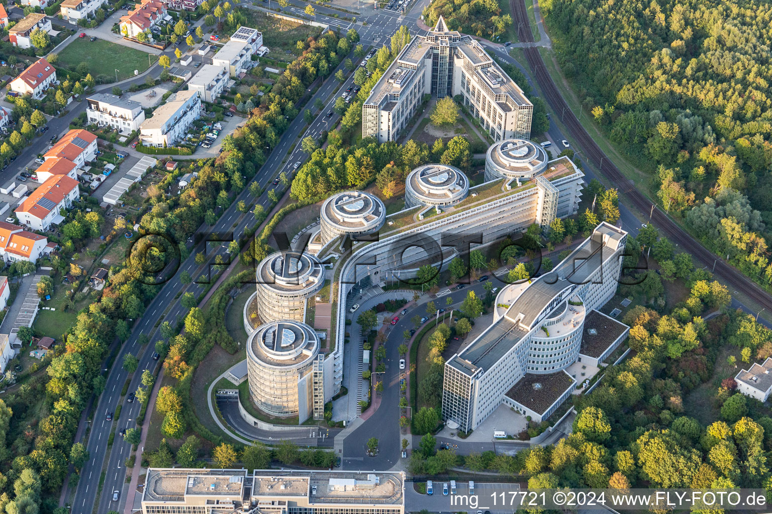 Vue aérienne de Bâtiment administratif de la société Air Liquide Global E&C Solutions. La résidence étudiante Bed & Brains est visible à côté à le quartier Niederursel in Frankfurt am Main dans le département Hesse, Allemagne