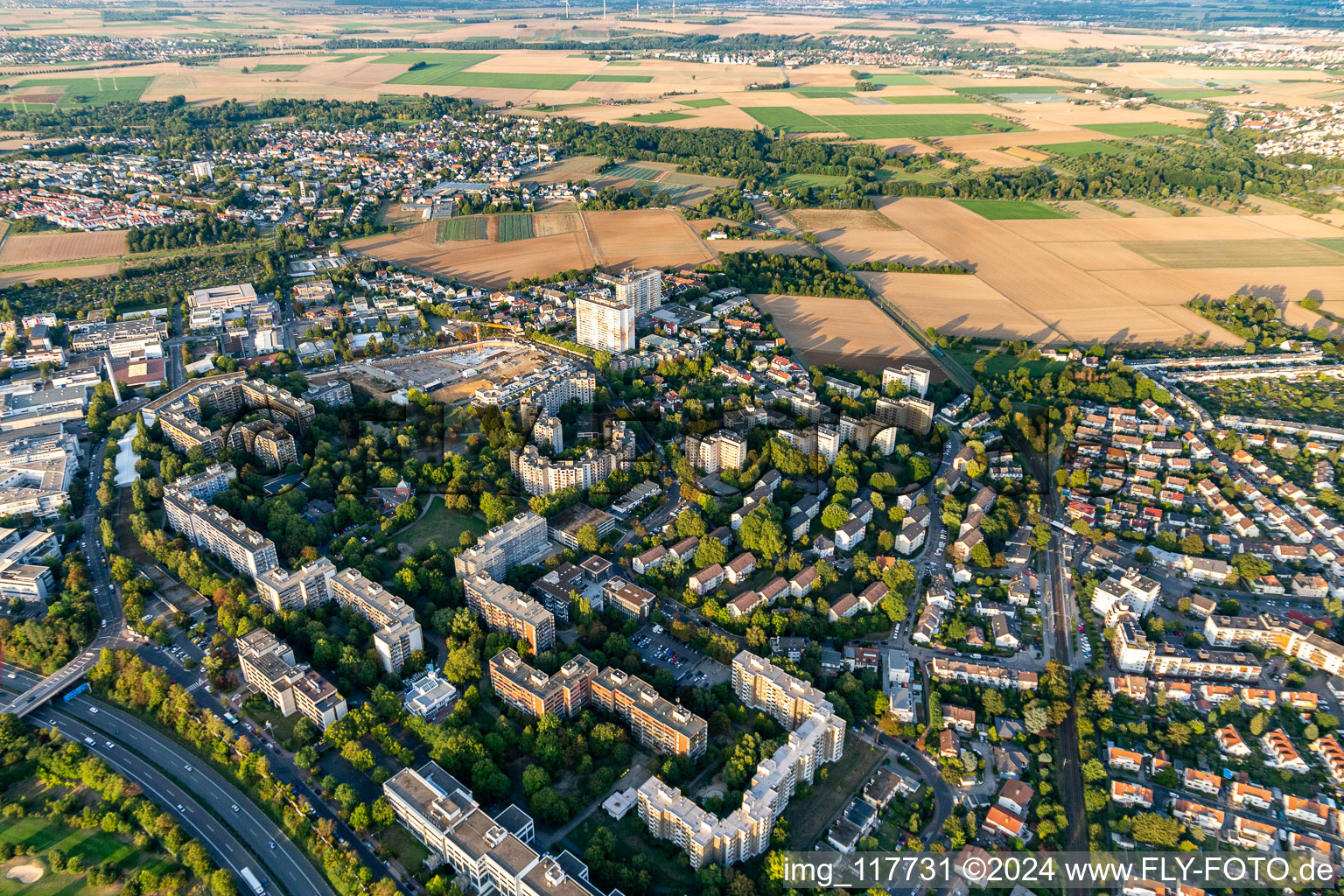 Vue aérienne de Zone d’habitation et infrastructures à le quartier Bonames in Frankfurt am Main dans le département Hesse, Allemagne