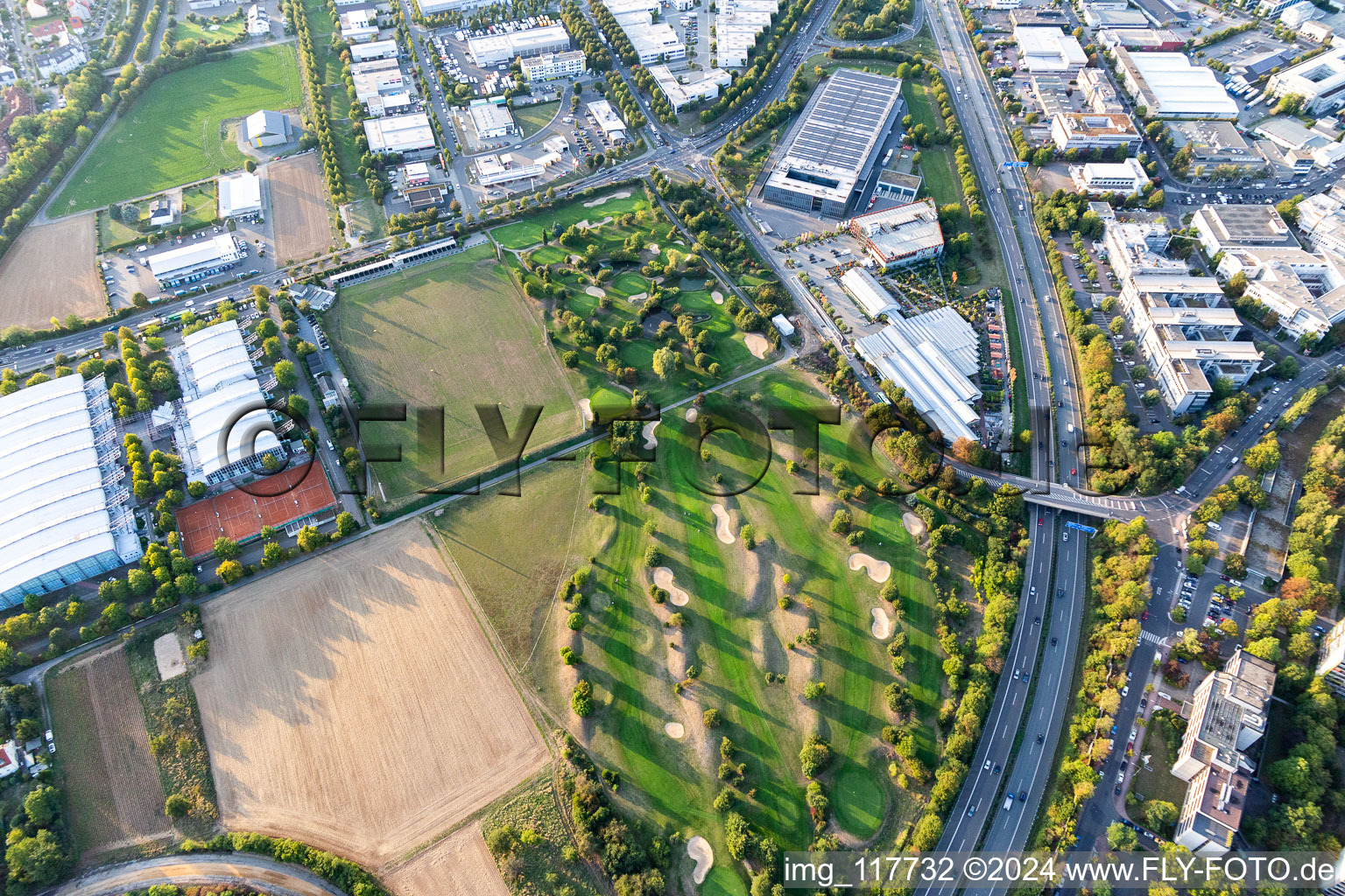 Vue aérienne de Zone du parcours de golf du club de golf Golf Range Frankfurt à le quartier Kalbach-Riedberg in Frankfurt am Main dans le département Hesse, Allemagne