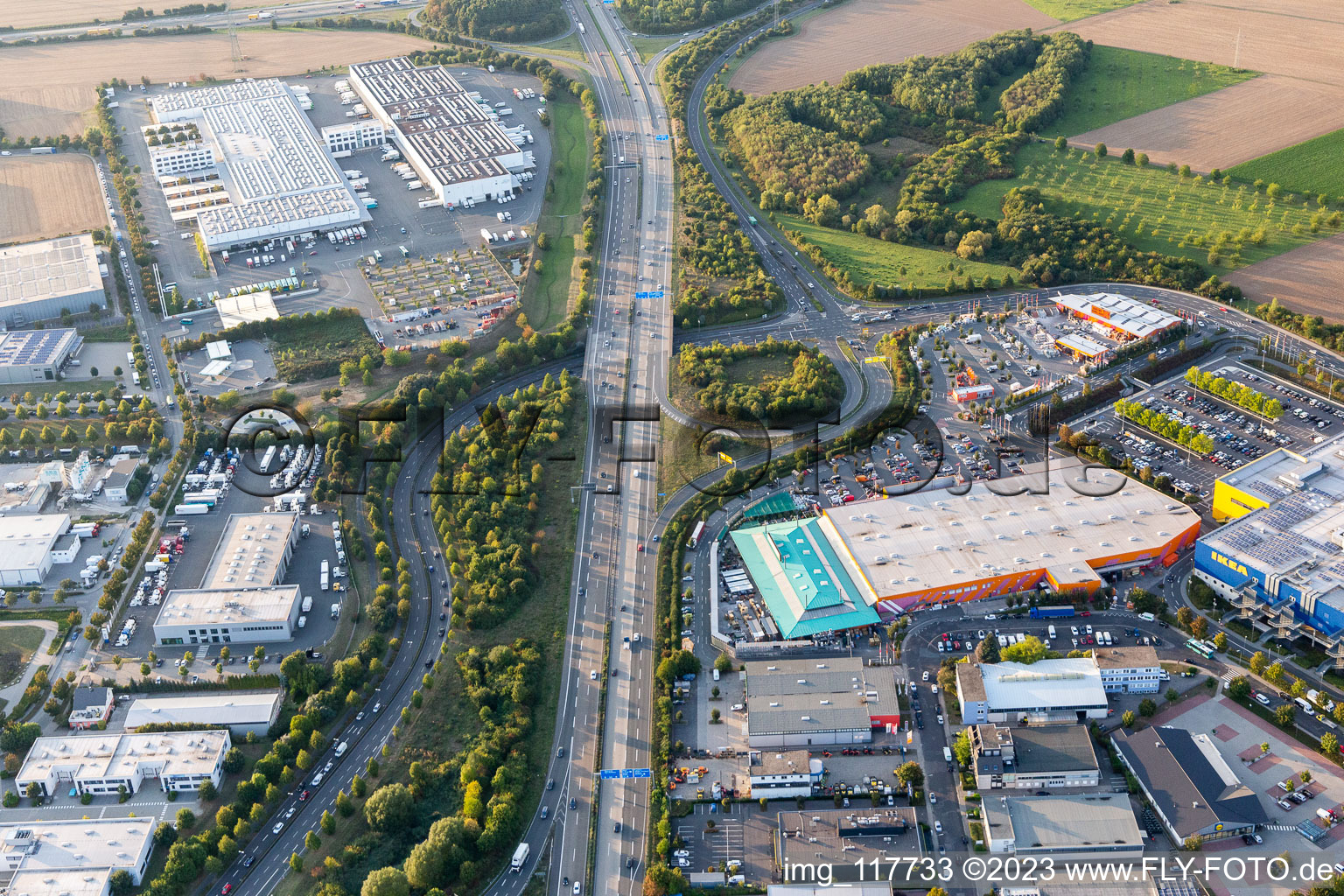 Vue aérienne de Hornbach à le quartier Nieder-Eschbach in Frankfurt am Main dans le département Hesse, Allemagne