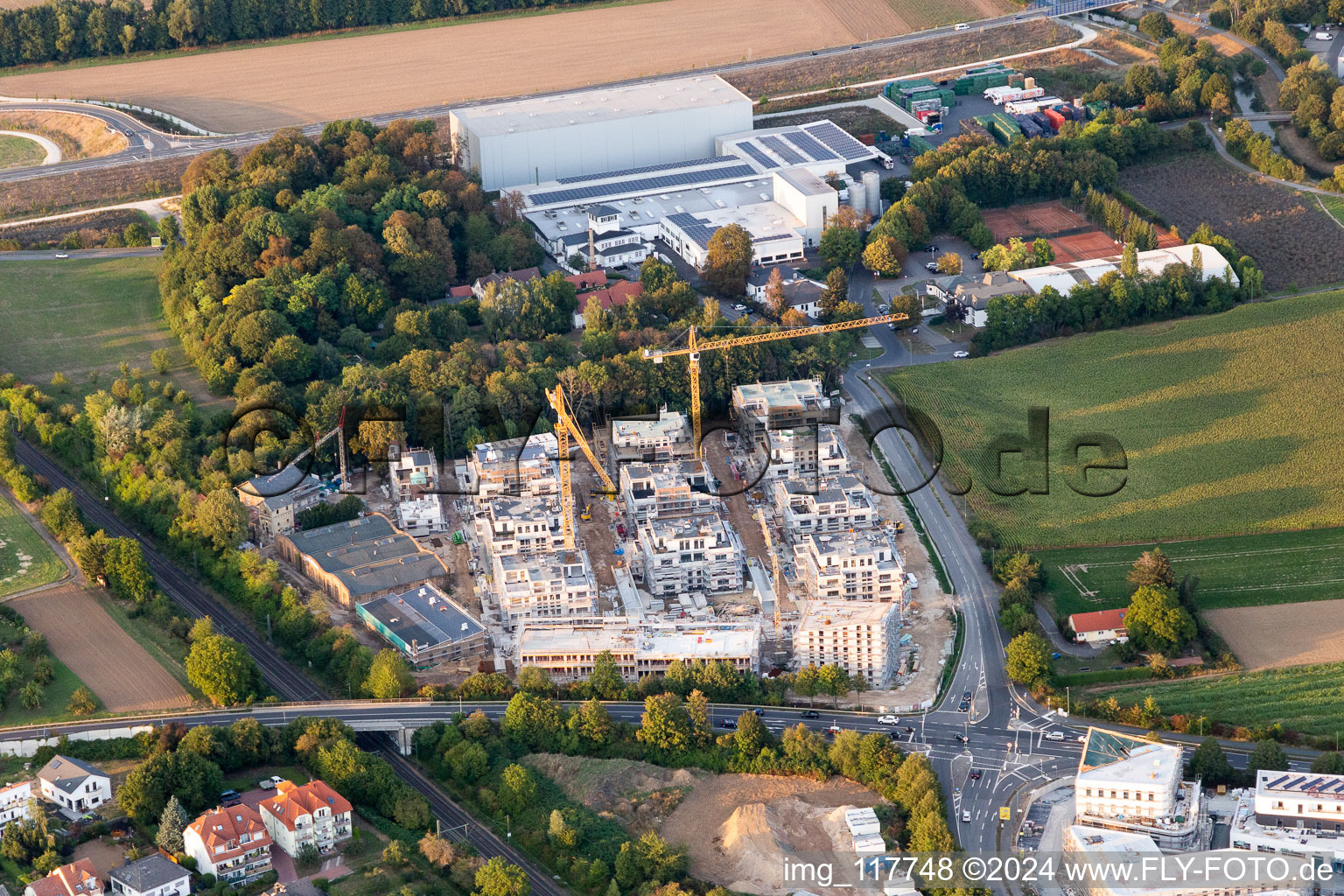 Vue aérienne de Chantier pour la construction d'un nouveau bâtiment résidentiel multifamilial sur la Brunnenstrasse à le quartier Kloppenheim in Karben dans le département Hesse, Allemagne