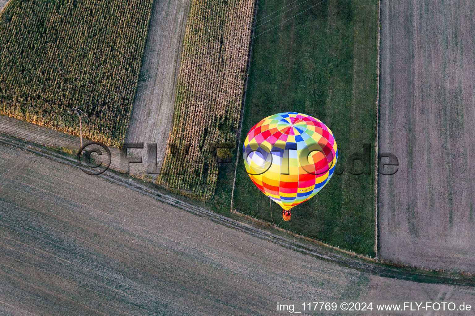 Vue aérienne de Montgolfière portant l'identification 67XA survolant l'espace aérien de Gundershoffen à Forstheim dans le département Bas Rhin, France