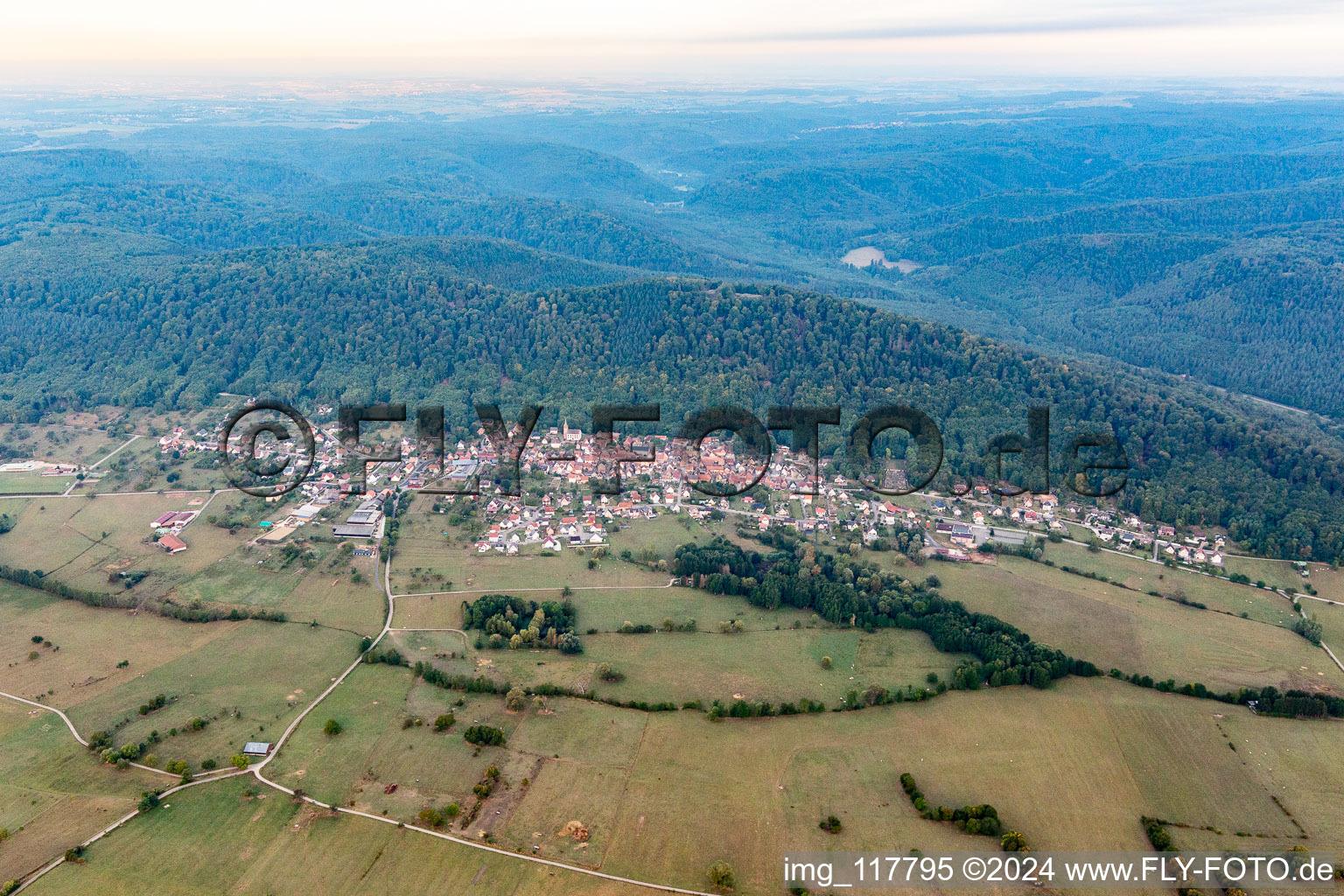 Ernolsheim-lès-Saverne dans le département Bas Rhin, France vue du ciel