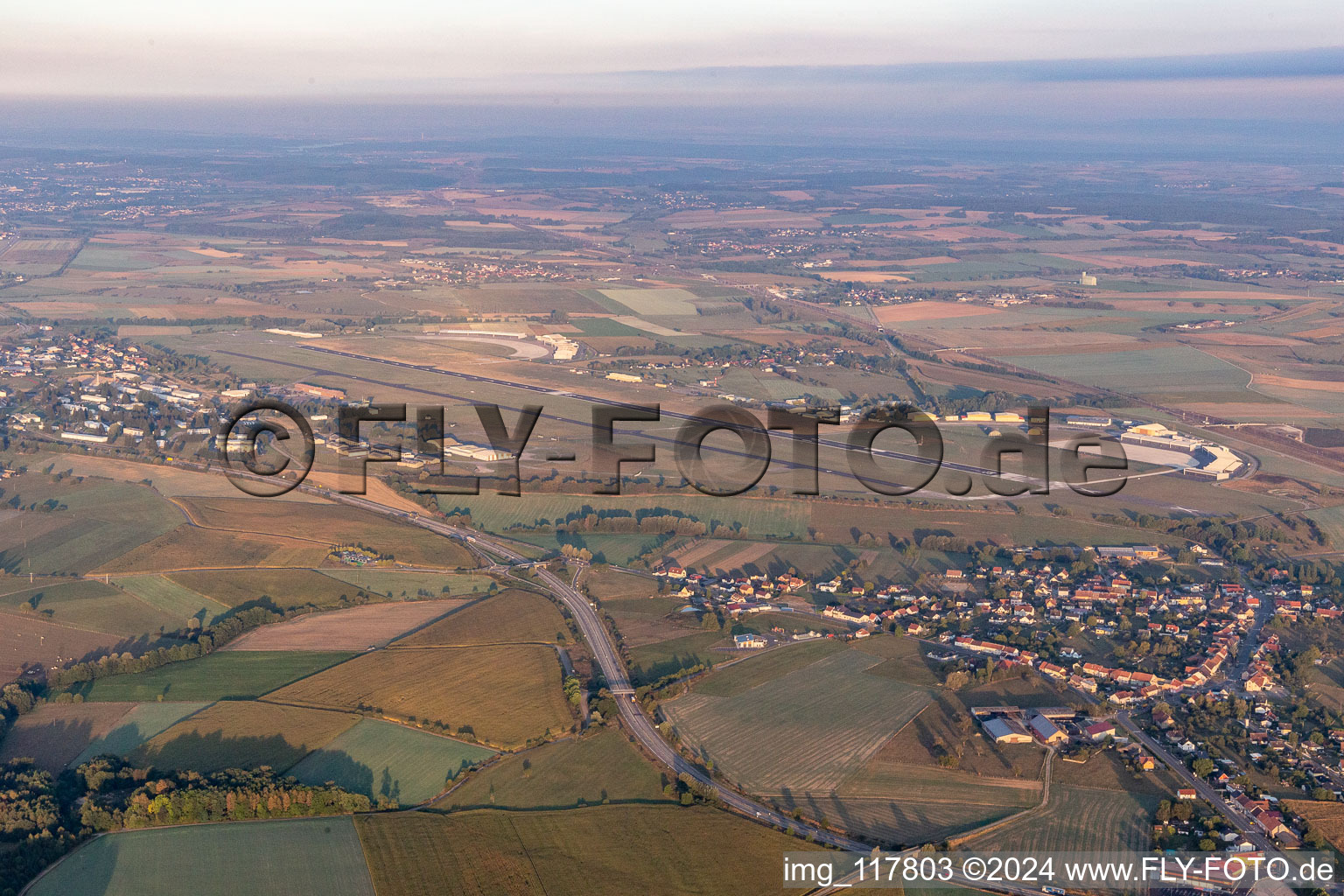 Vue aérienne de Aérodrome de Phalsbourg à Mittelbronn dans le département Moselle, France