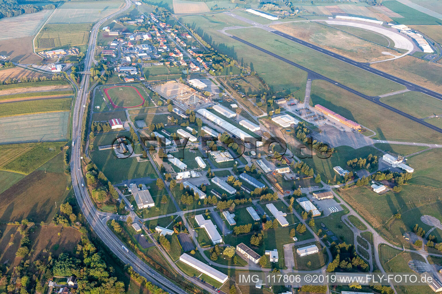 Vue aérienne de Bâtiments et piste avec zone de taxiway de l'aérodrome militaire de Phalsbourg-Bourscheid "Camp LA Hori à Saint-Jean-Kourtzerode dans le département Moselle, France