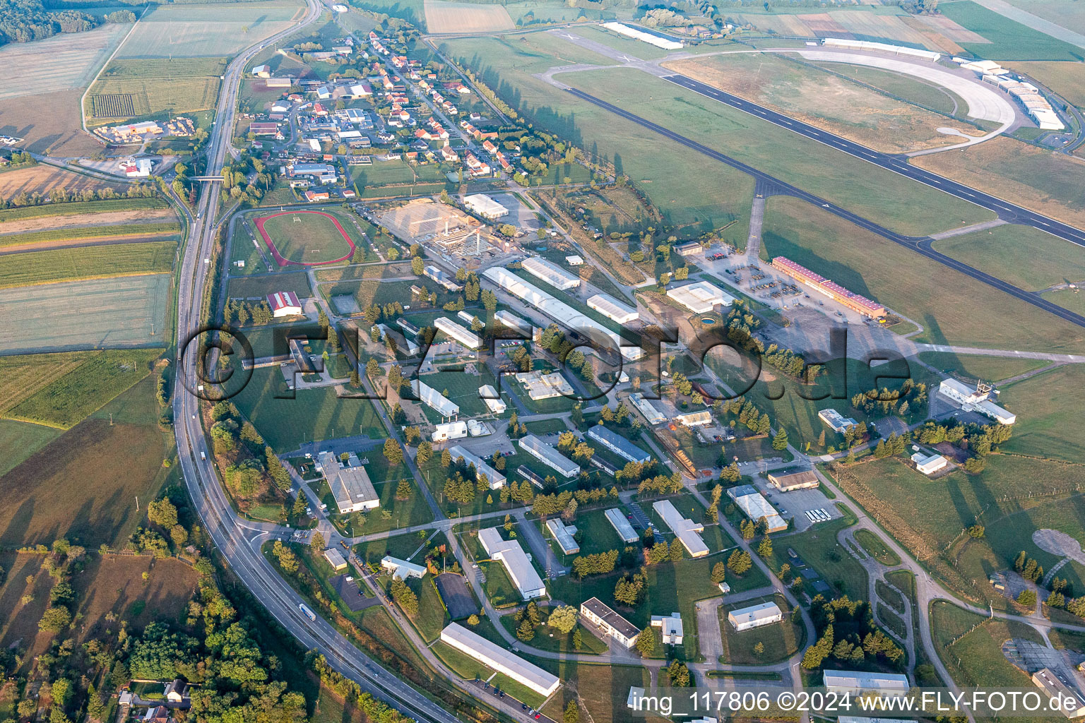 Vue aérienne de Bâtiments et piste avec zone de taxiway de l'aérodrome militaire de Phalsbourg-Bourscheid "Camp LA Horie à Saint-Jean-Kourtzerode dans le département Moselle, France