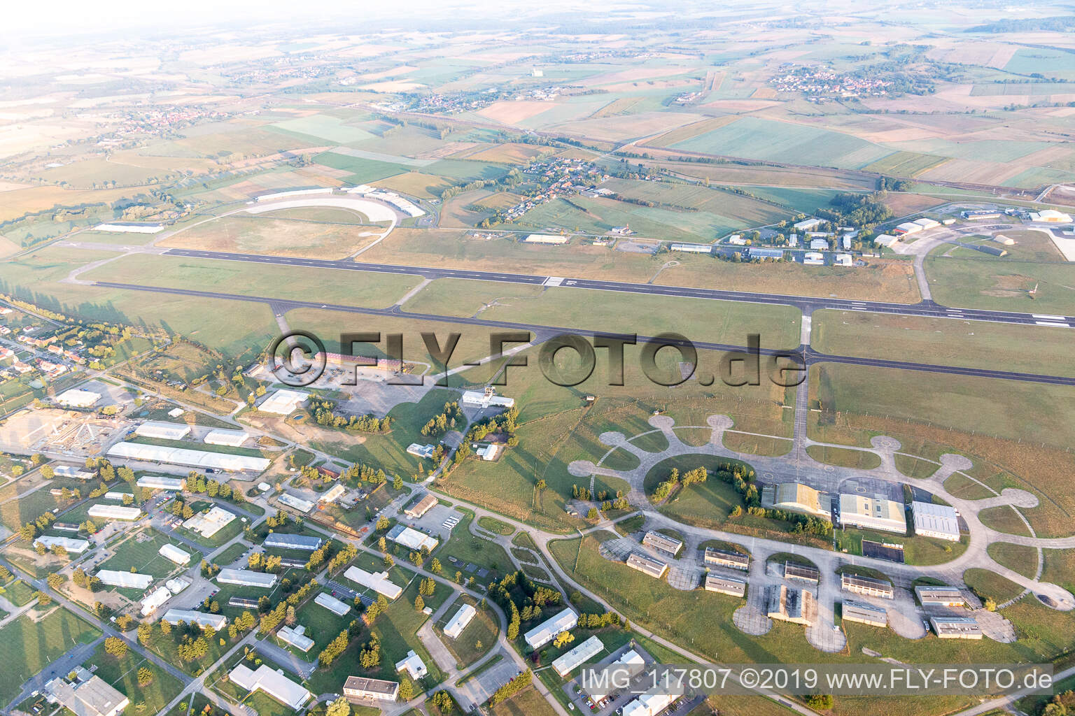 Vue aérienne de Bâtiments et piste avec zone de taxiway de l'aérodrome militaire de Phalsbourg-Bourscheid "Camp LA Horie" à Saint-Jean-Kourtzerode à Bourscheid dans le département Moselle, France