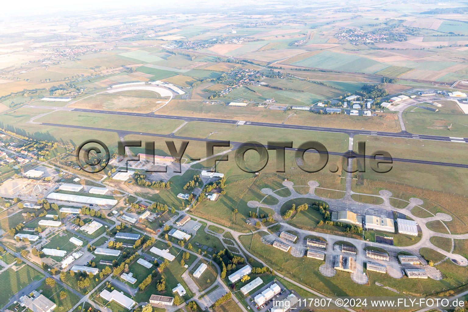 Vue aérienne de Bâtiments et piste avec zone de taxiway de l'aérodrome militaire de Phalsbourg-Bourscheid "Camp LA Horie" à Saint-Jean-Kourtzerode à Bourscheid dans le département Moselle, France