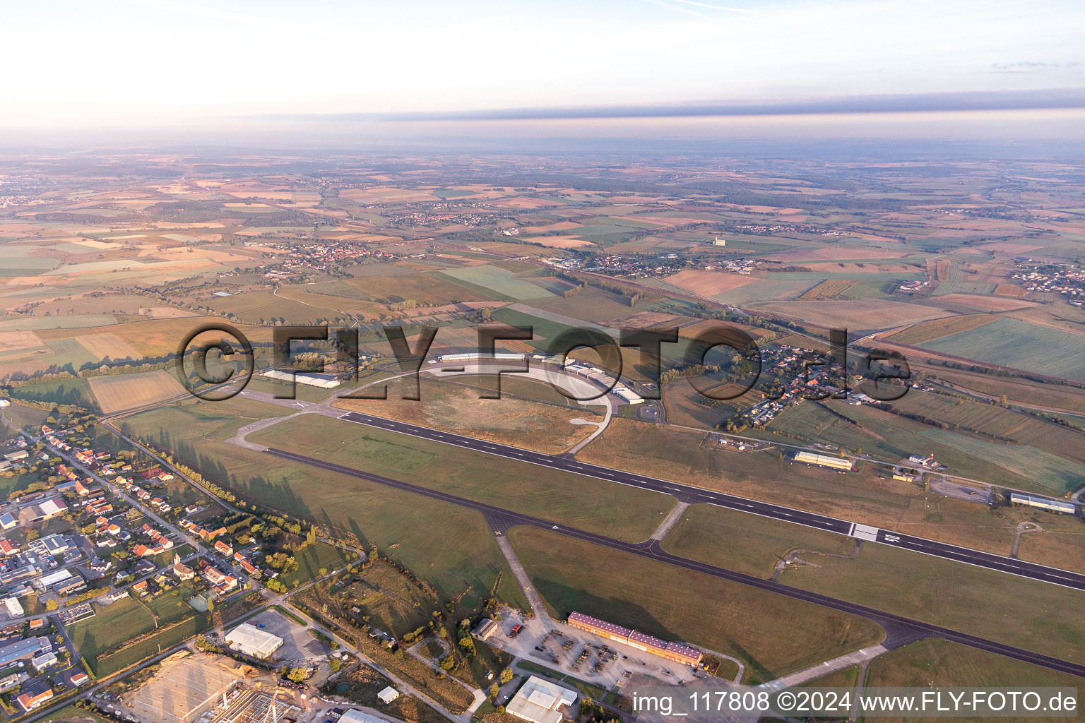 Photographie aérienne de Bâtiments et piste avec zone de taxiway de l'aérodrome militaire de Phalsbourg-Bourscheid "Camp LA Horie" à Saint-Jean-Kourtzerode à Bourscheid dans le département Moselle, France