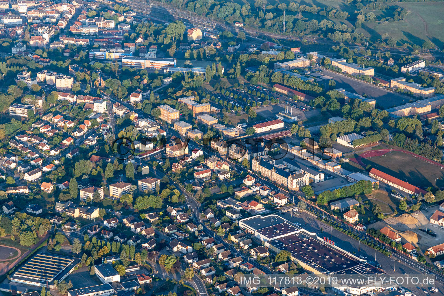 Vue aérienne de Vue sur la ville du centre-ville entre le 1er Régiment d'infanterie - le quartier Rabier et le supermarché CORA à Sarrebourg dans le département Moselle, France