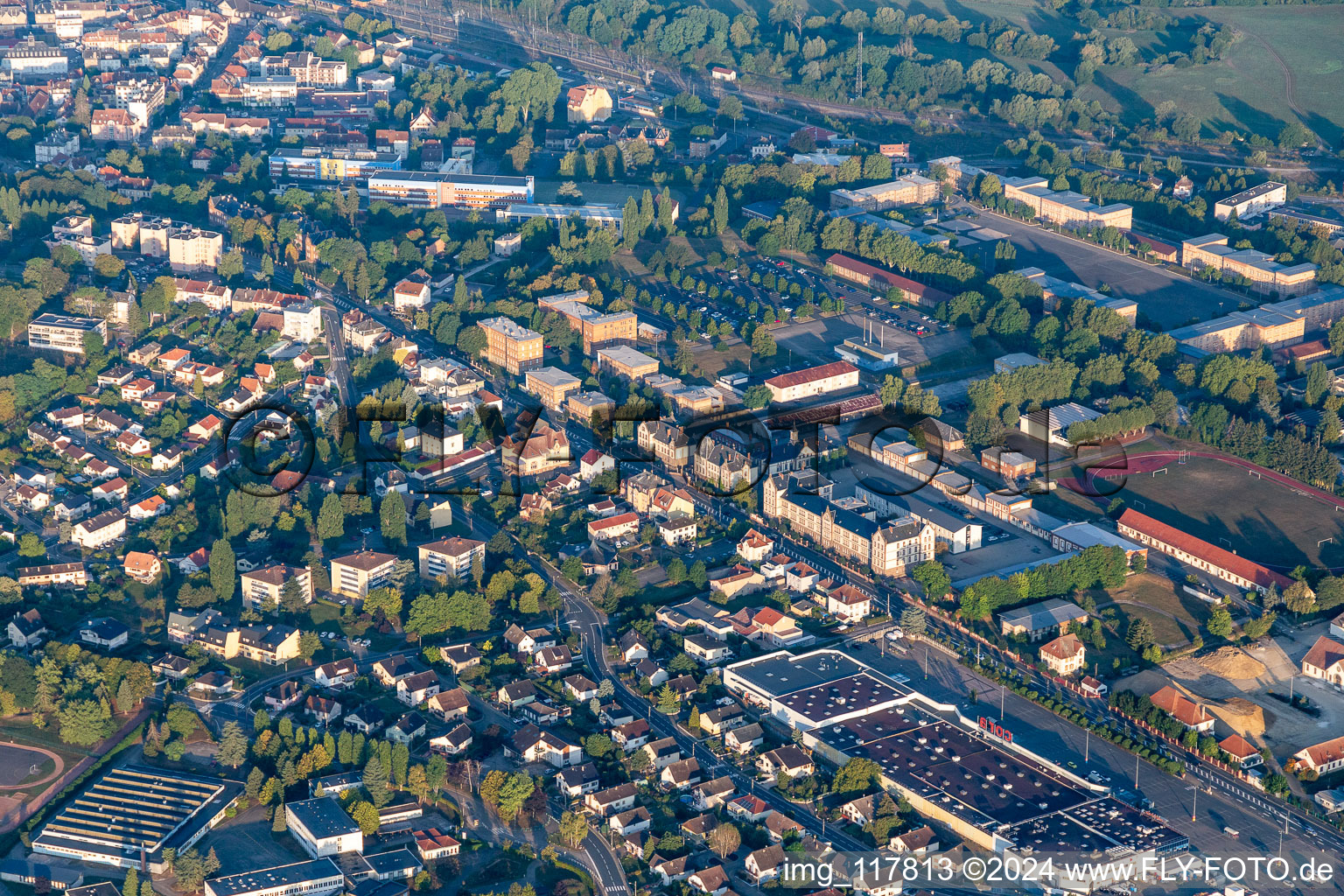 Vue aérienne de Vue sur la ville du centre-ville entre le 1er Régiment d'infanterie - le quartier Rabier et le supermarché CORA à le quartier Hopital Militaire Caserne Gerome in Sarrebourg dans le département Moselle, France