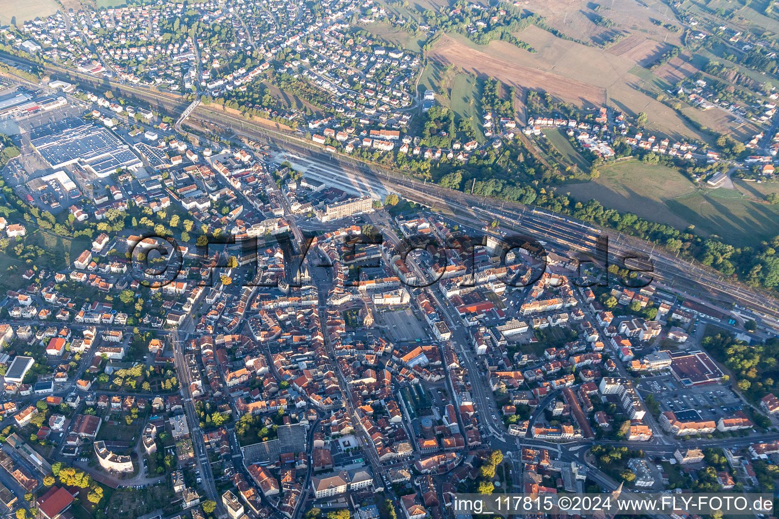 Vue aérienne de Centre-ville dans le centre-ville avec gare à Sarrebourg dans le département Moselle, France