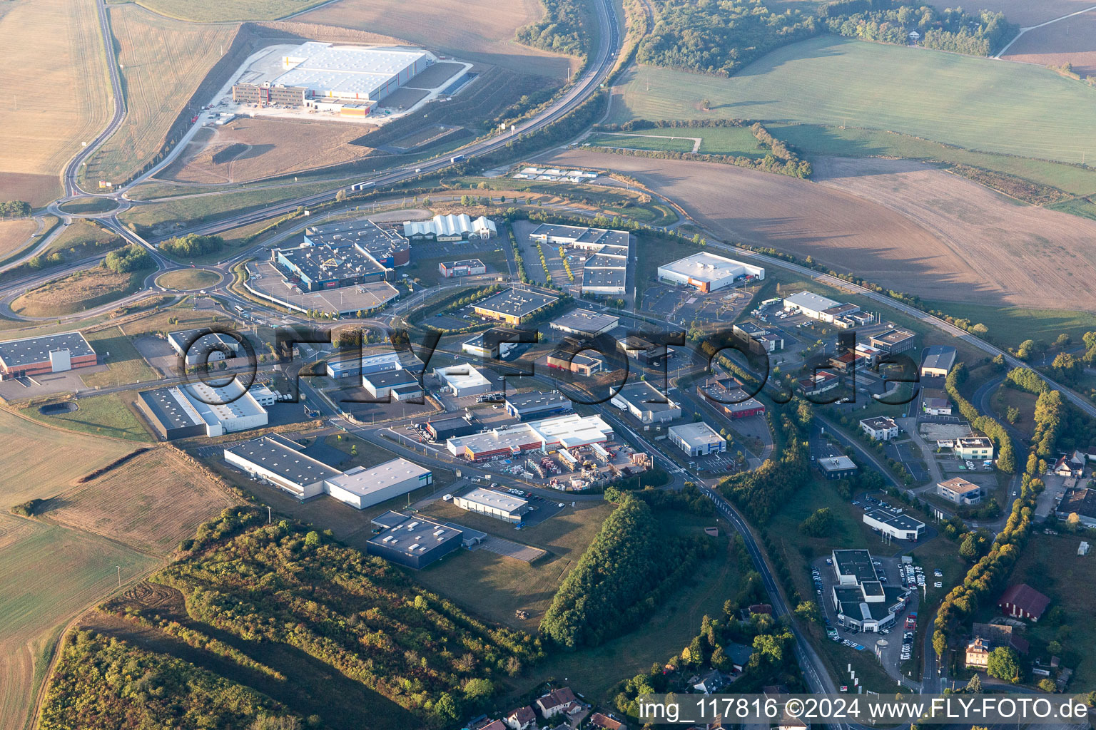 Vue aérienne de Zone commerciale et implantation d'entreprises Centre Commercial Les Terrasses à le quartier Cité Malleray Les Jardins Bords de Sarre in Sarrebourg dans le département Moselle, France