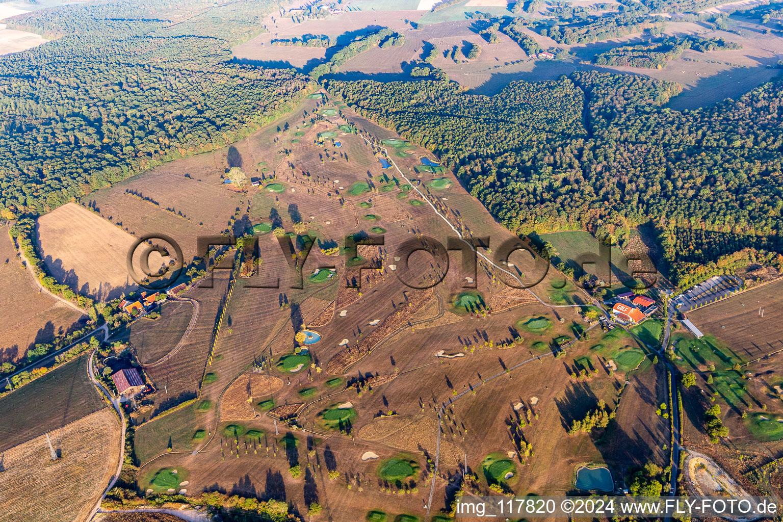 Vue aérienne de Site du Golf du Pays de Sarrebourg à le quartier Lotissement Balzac Hoff Floreal in Sarrebourg dans le département Moselle, France