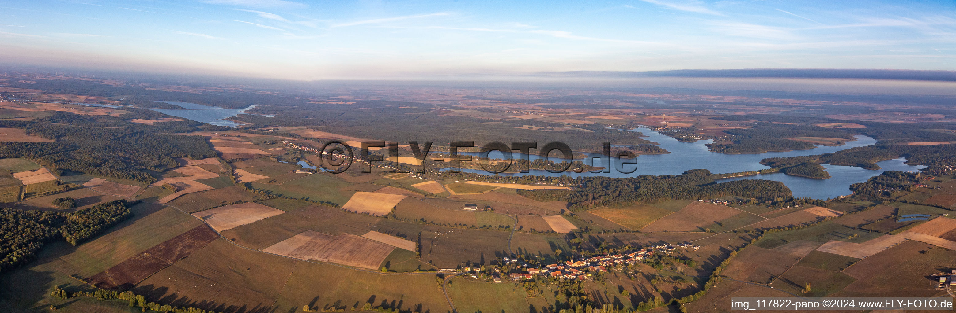 Vue aérienne de Panorama de la chaîne des lacs lorrains Étang de la Blanche Chaussée à Kerprich-aux-Bois dans le département Moselle, France