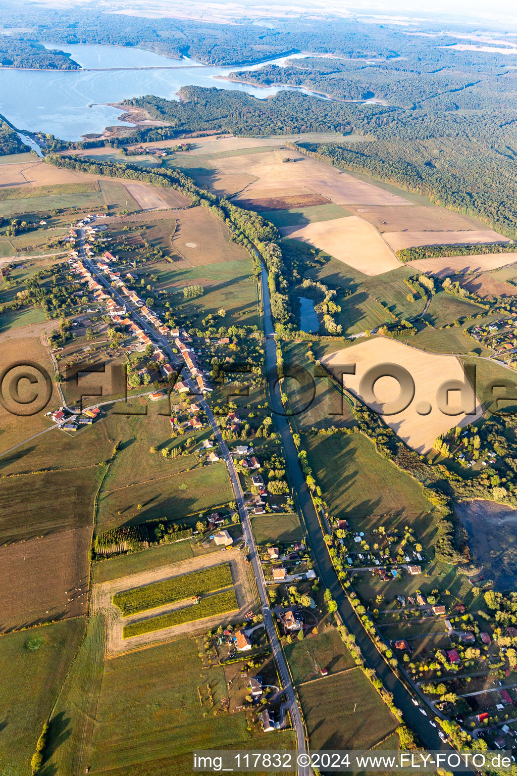 Vue aérienne de Tracé du canal et berges du canal de liaison Canal des Houlières de la Sarre à Diane-Capelle dans le département Moselle, France