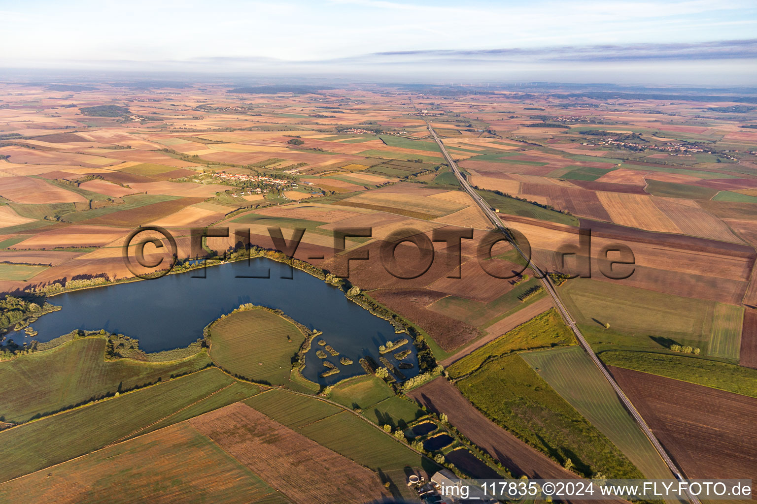 Vue aérienne de Étang d'Ommeray à Bourdonnay dans le département Moselle, France