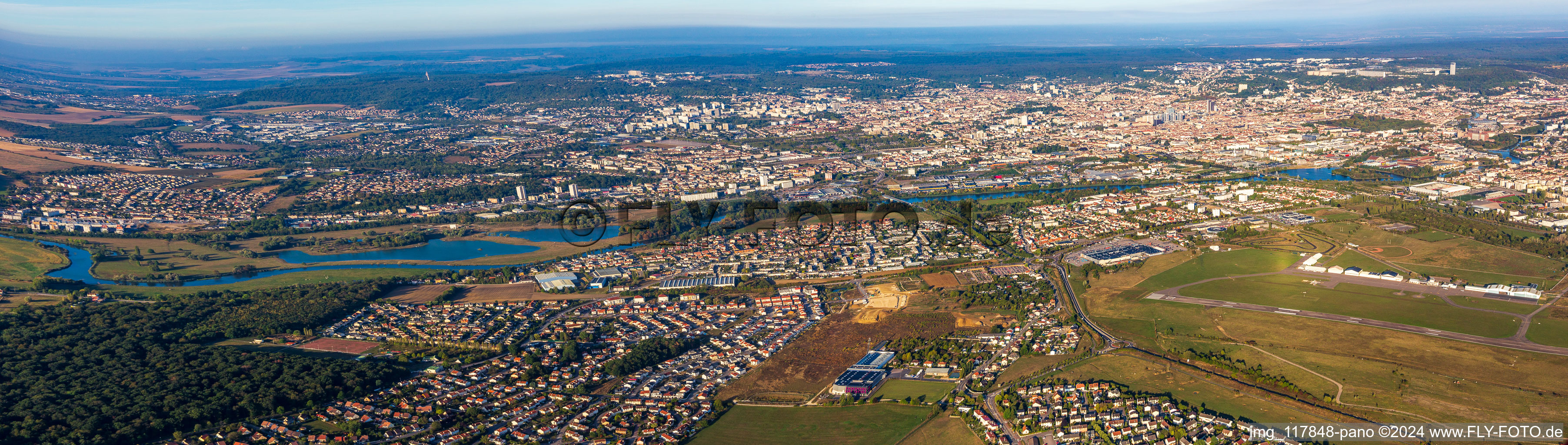 Vue aérienne de Perspective panoramique de la zone urbaine avec périphérie et centre-ville à le quartier Gambetta Carmes Faiencerie in Nancy dans le département Meurthe et Moselle, France