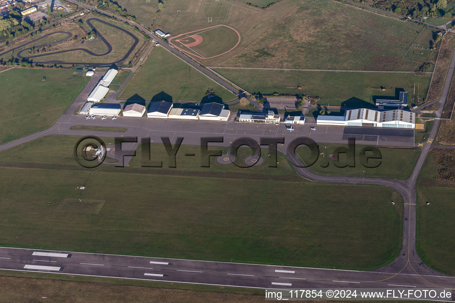 Vue aérienne de Aéroport de Nancy-Tomblaine à le quartier Paix Jartom in Tomblaine dans le département Meurthe et Moselle, France