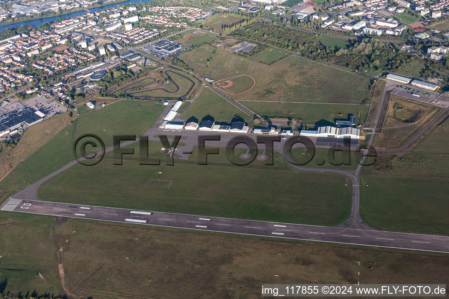 Vue aérienne de Pistes avec voies de circulation, hangars et terminaux sur le terrain de l'Aéroport de Nancy-Essey à le quartier Paix Jartom in Tomblaine dans le département Meurthe et Moselle, France