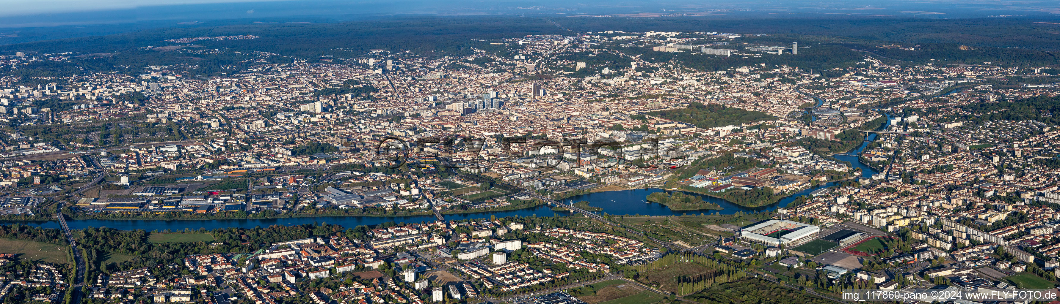 Vue aérienne de Perspective panoramique de la zone urbaine avec périphérie et centre-ville à le quartier Gambetta Carmes Faiencerie in Nancy dans le département Meurthe et Moselle, France