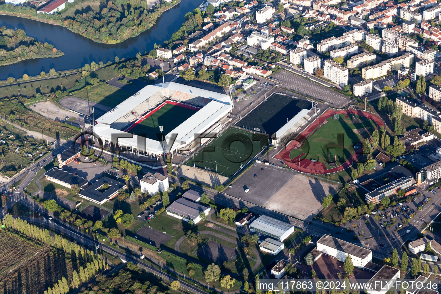 Vue aérienne de Aire sportive de l'arène du stade Marcel-Picot du boulevard Jean Jaurès à le quartier Centre Ville Picot in Tomblaine dans le département Meurthe et Moselle, France