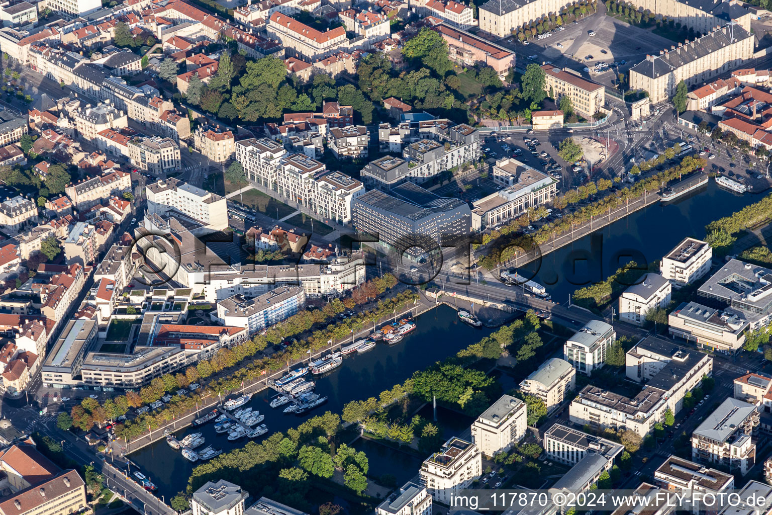 Vue aérienne de Marina Port de plaisance Nancy Saint Georges avec amarres bateaux de plaisance et amarres bateaux au bord de la Moselle avec accès Aparthotel Adagio Nancy Centre et ibis Nancy Sainte-Catherine à le quartier Port Sainte-Catherine Le Jardin d'Eau in Nancy dans le département Meurthe et Moselle, France