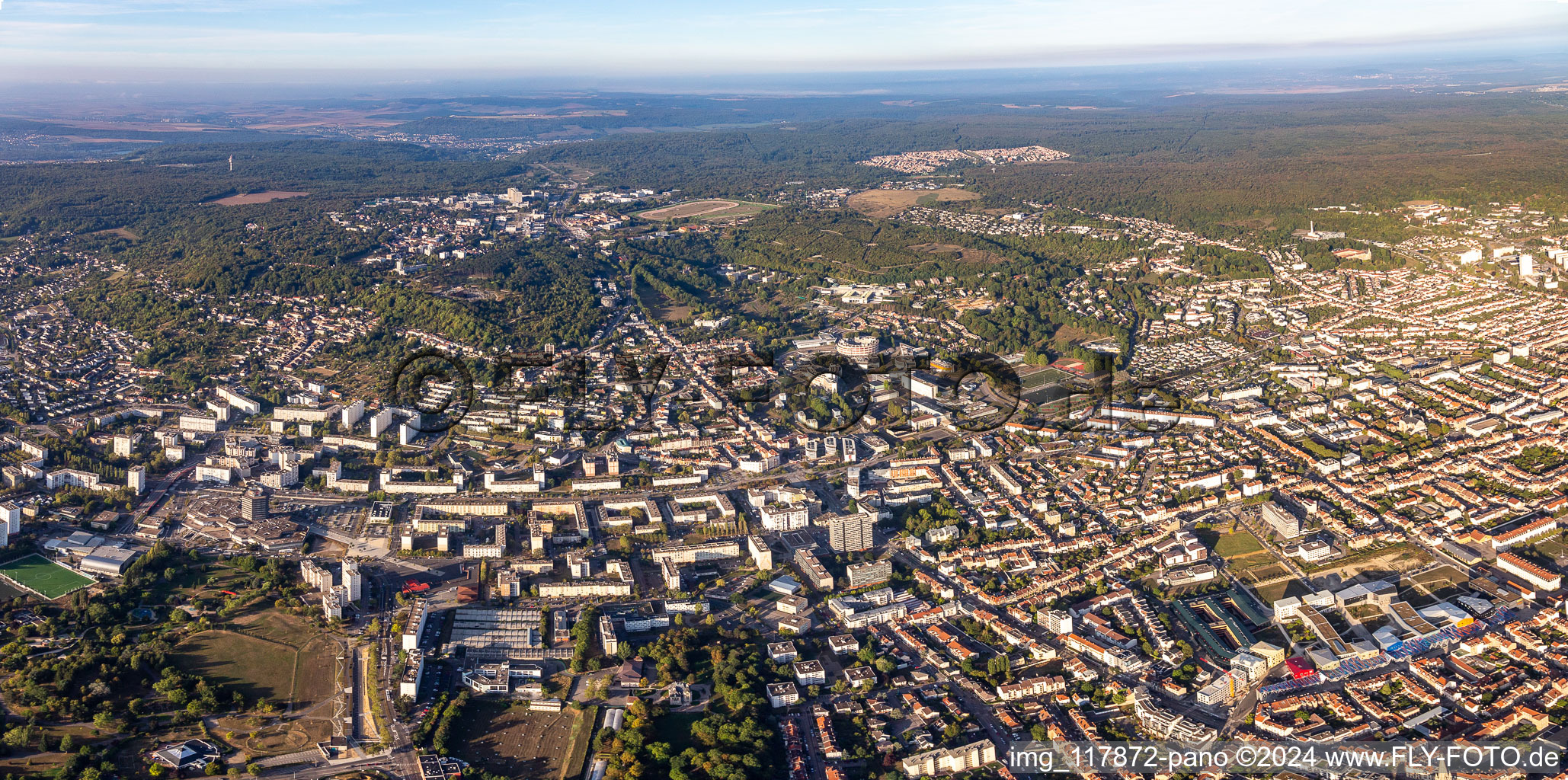 Vue aérienne de Aire urbaine avec périphérie et centre-ville à Vandœuvre-les-Nancy à le quartier Brossolette in Vandœuvre-lès-Nancy dans le département Meurthe et Moselle, France