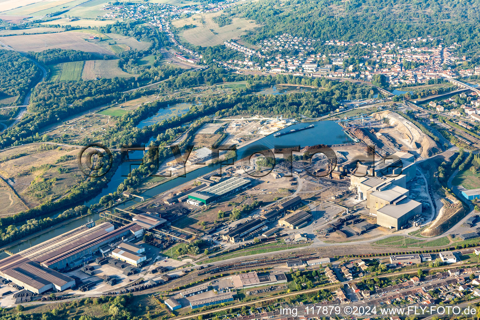 Vue aérienne de SAM NEUVES Maisons à Neuves-Maisons dans le département Meurthe et Moselle, France