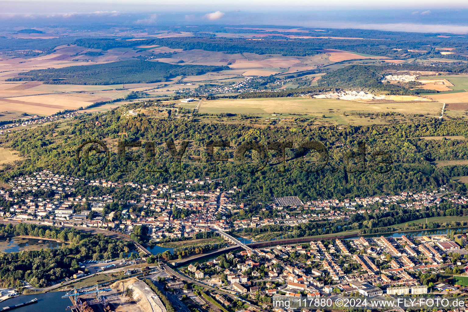 Vue aérienne de Moselle à Pont-Saint-Vincent dans le département Meurthe et Moselle, France