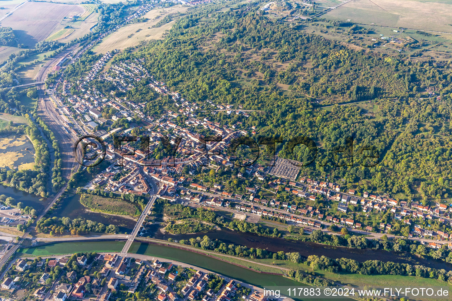 Vue aérienne de Pont-Saint-Vincent dans le département Meurthe et Moselle, France