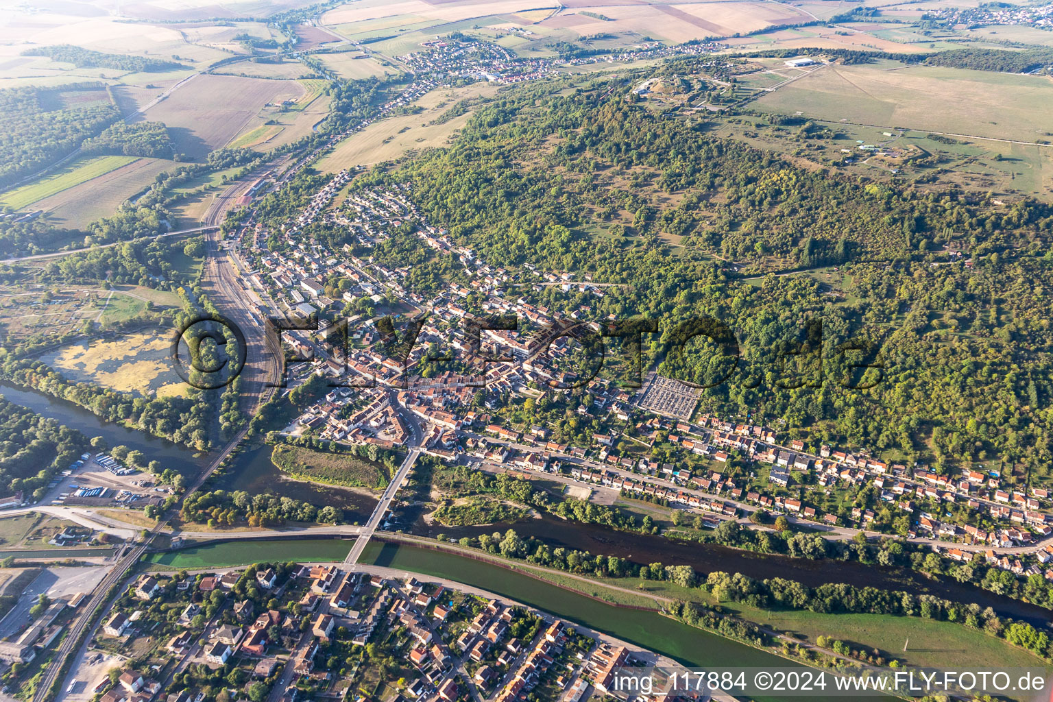 Vue aérienne de Pont-Saint-Vincent dans le département Meurthe et Moselle, France