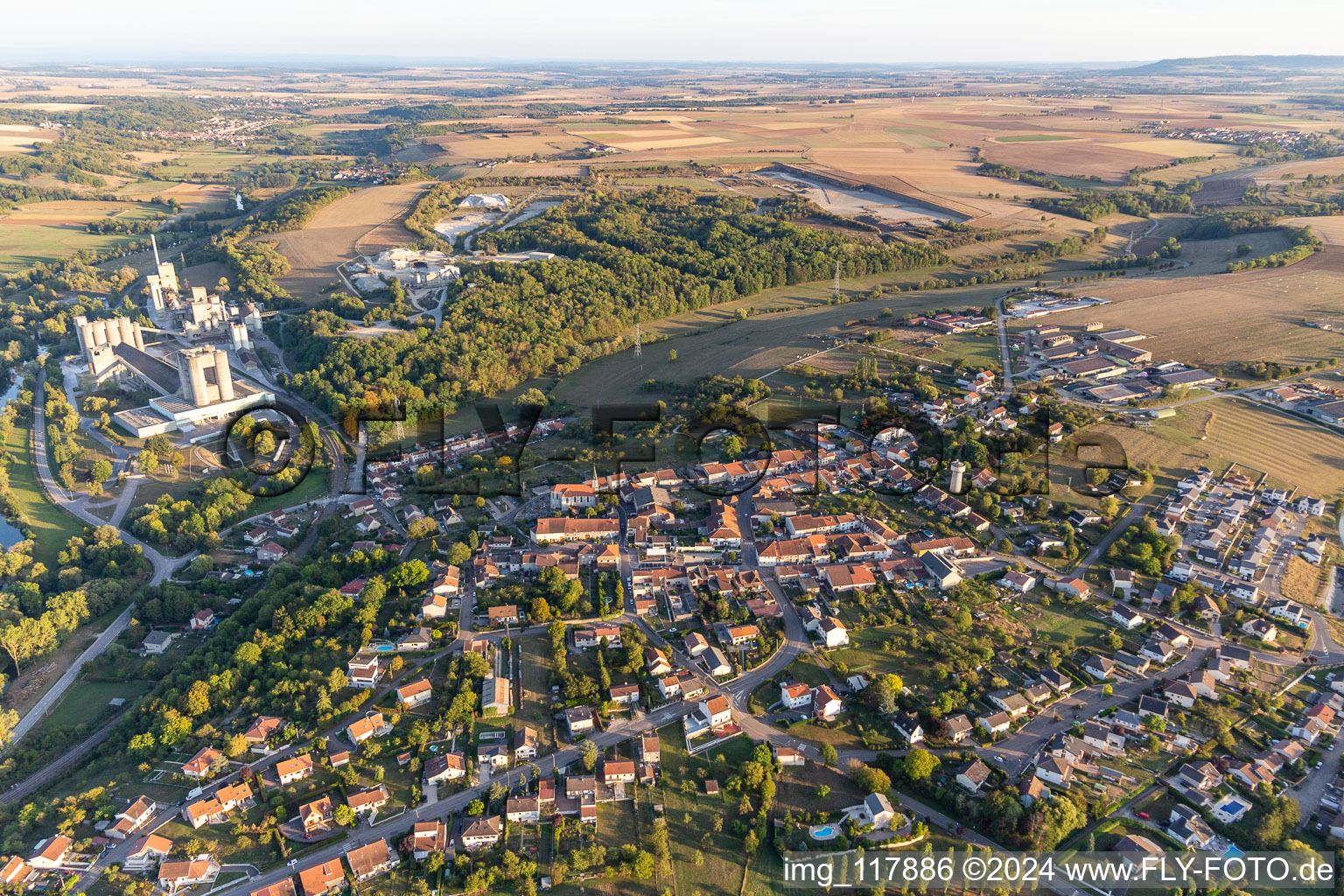 Vue aérienne de Xeuilley dans le département Meurthe et Moselle, France