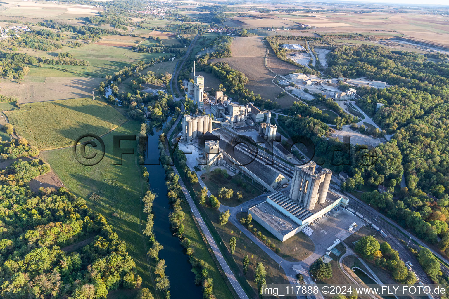 Vue aérienne de Terrains et zones de déchets, mine de ciment à ciel ouvert et usine de matériaux de construction de Ciment Vicat à Xeuilley dans le département Meurthe et Moselle, France