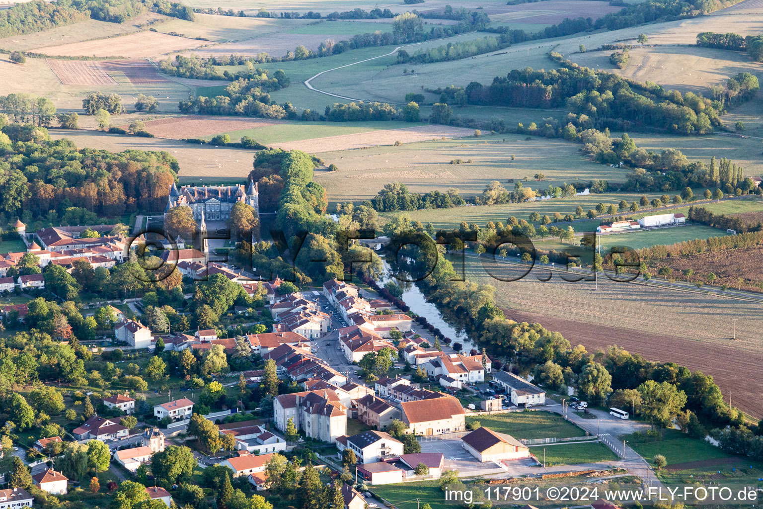 Vue aérienne de Château de Haroué à Haroué dans le département Meurthe et Moselle, France