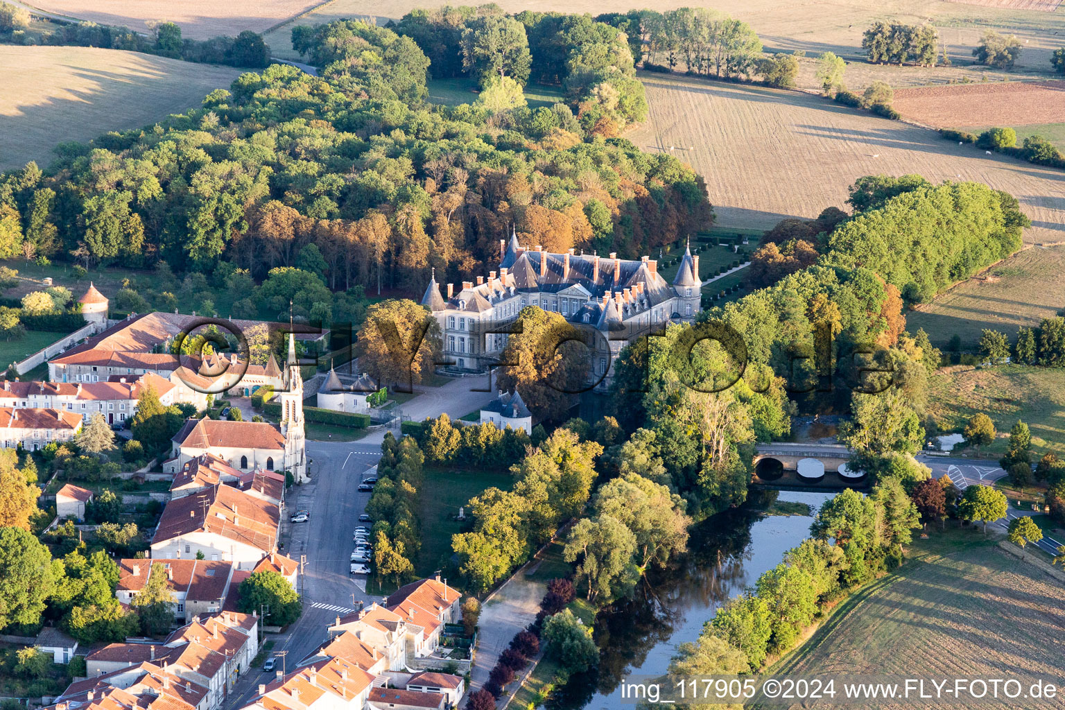 Château de Haroué à Haroué dans le département Meurthe et Moselle, France d'en haut