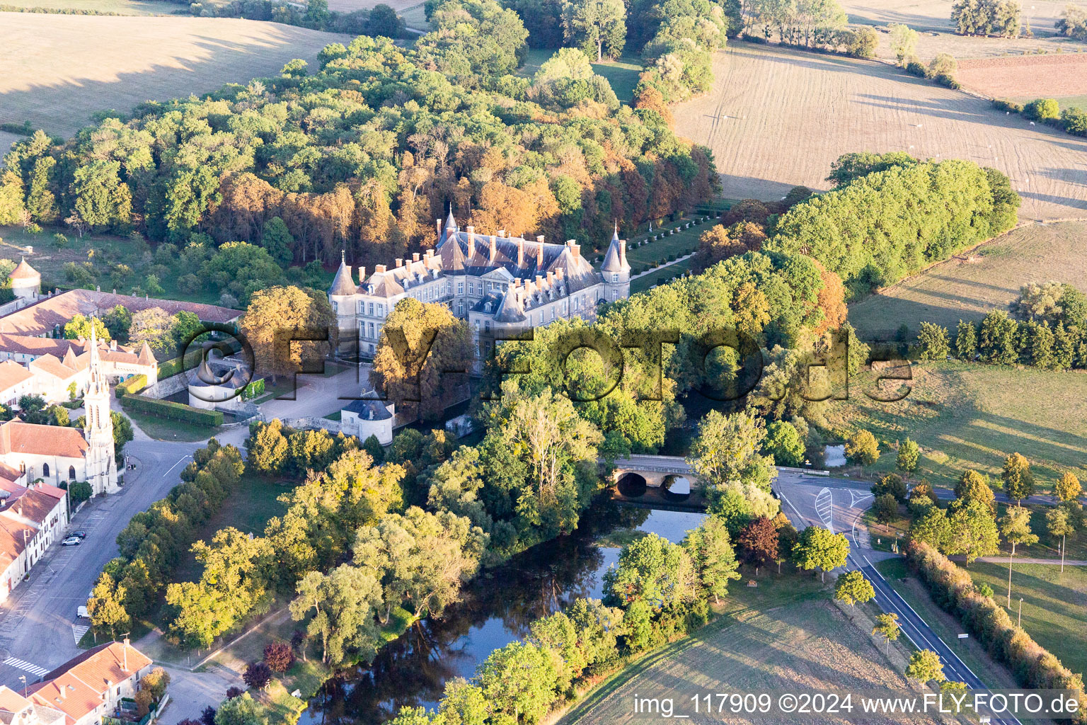 Château de Haroué à Haroué dans le département Meurthe et Moselle, France vue d'en haut