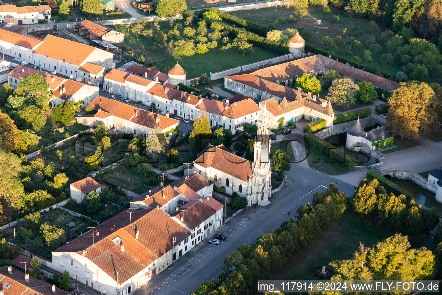 Vue aérienne de Église de la Très-Sainte-Trineté à Haroué dans le département Meurthe et Moselle, France