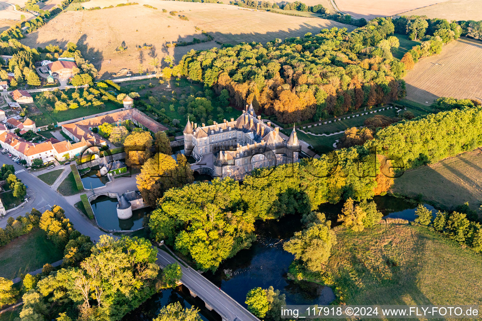 Vue aérienne de Bâtiments et installations du parc du château du château à douves Château d'Haroué à Haroue à Haroué dans le département Meurthe et Moselle, France