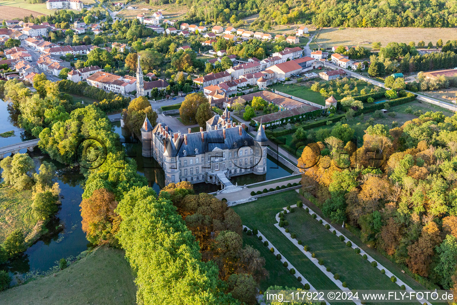 Château de Haroué à Haroué dans le département Meurthe et Moselle, France vue du ciel