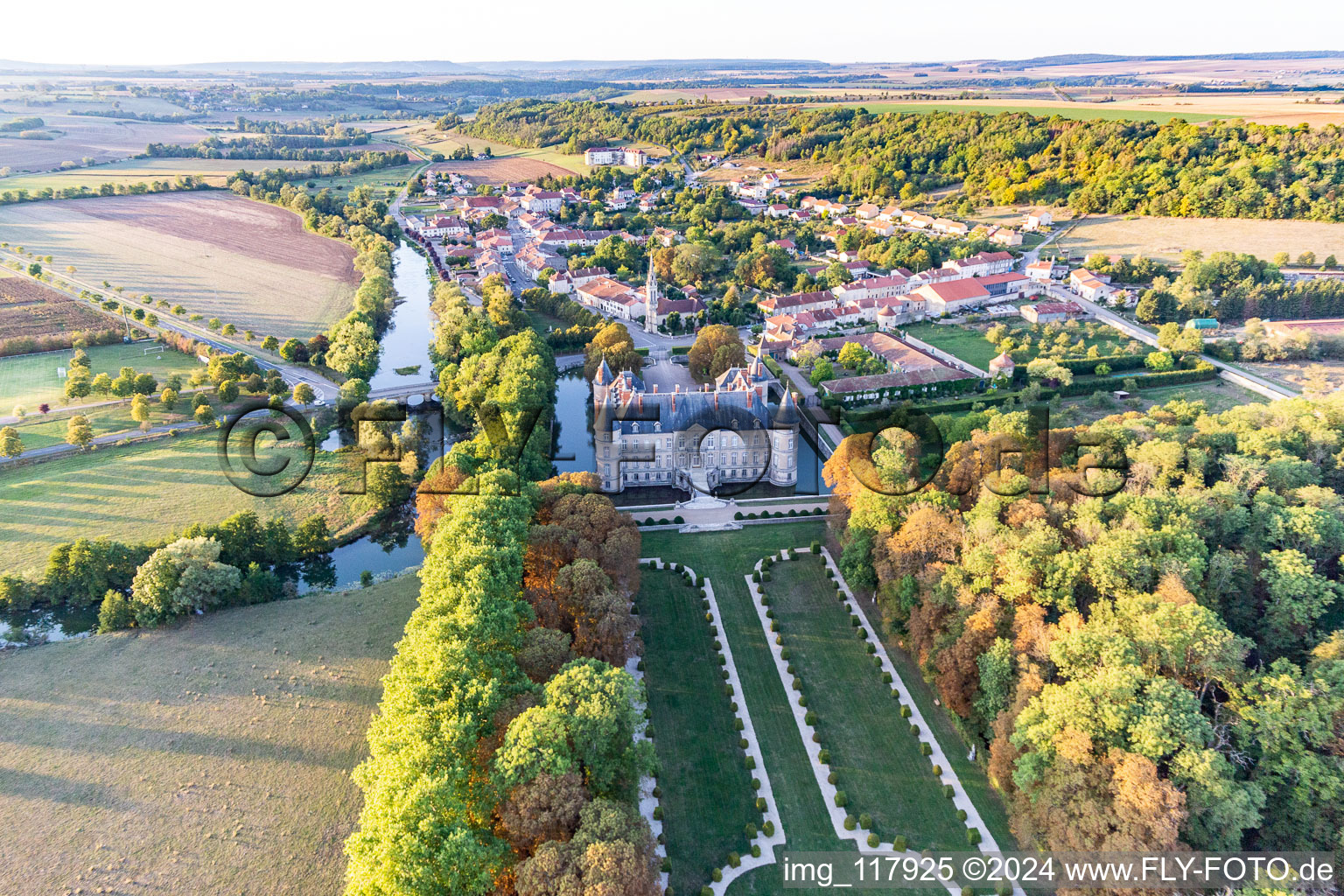 Enregistrement par drone de Château de Haroué à Haroué dans le département Meurthe et Moselle, France