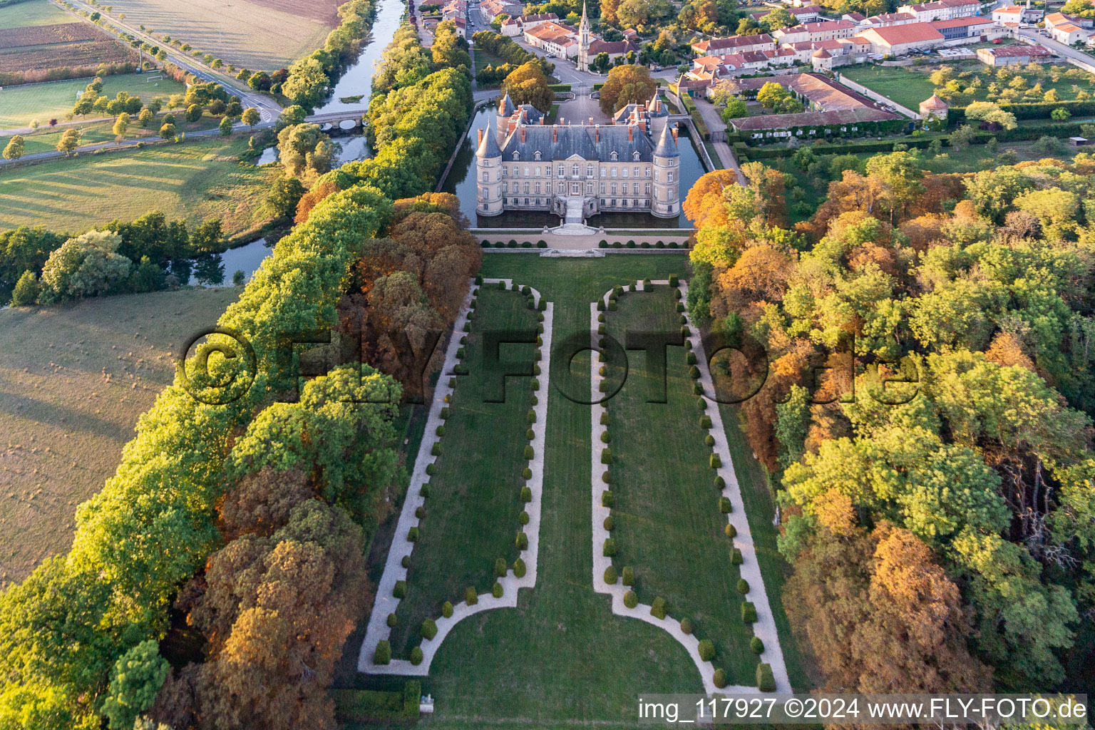 Vue aérienne de Bâtiments et installations du parc du château du château à douves Château d'Haroué à Haroue à Haroué dans le département Meurthe et Moselle, France