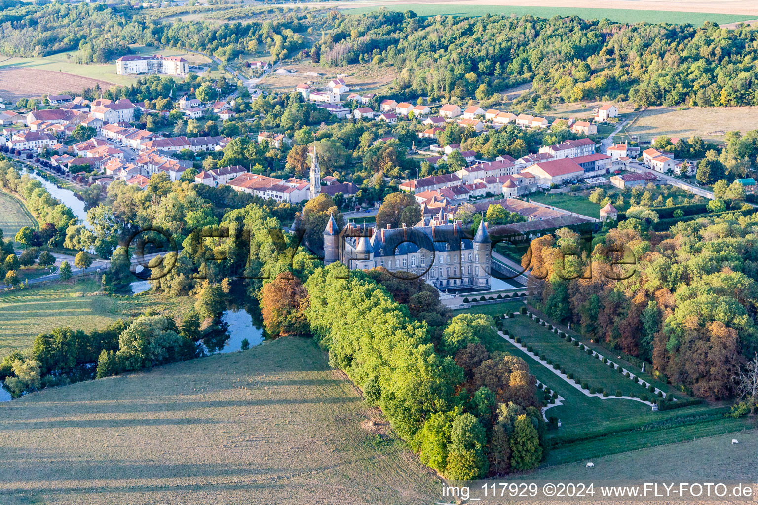 Château de Haroué à Haroué dans le département Meurthe et Moselle, France du point de vue du drone