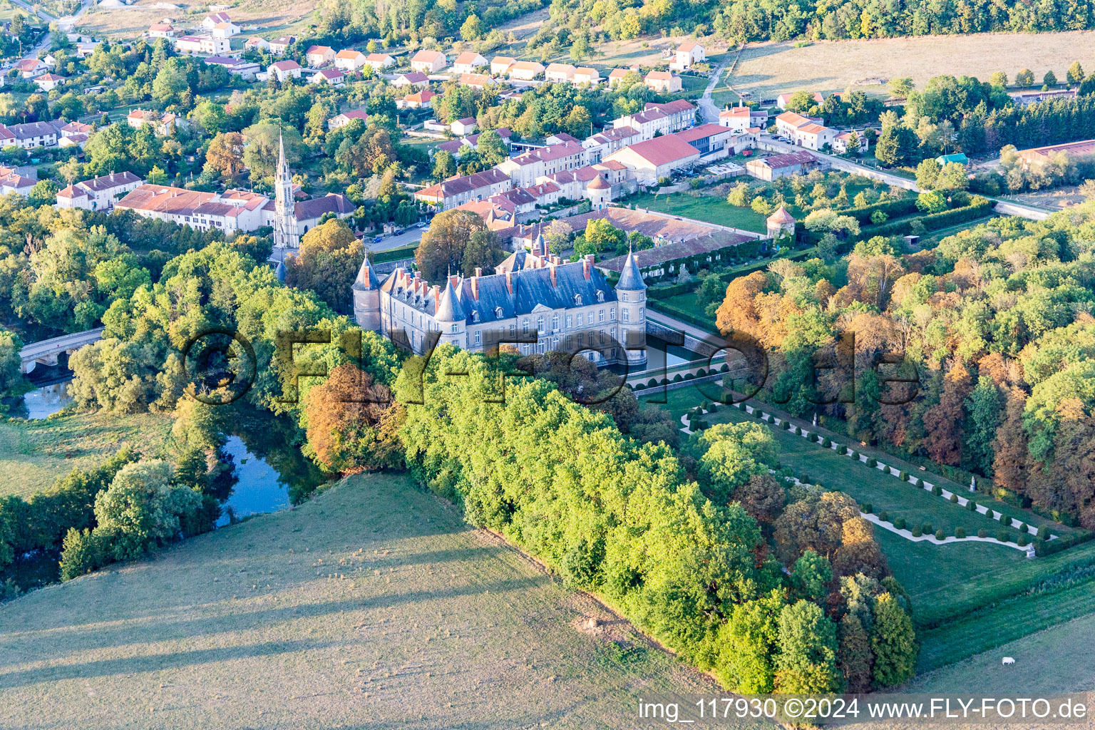 Château de Haroué à Haroué dans le département Meurthe et Moselle, France d'un drone