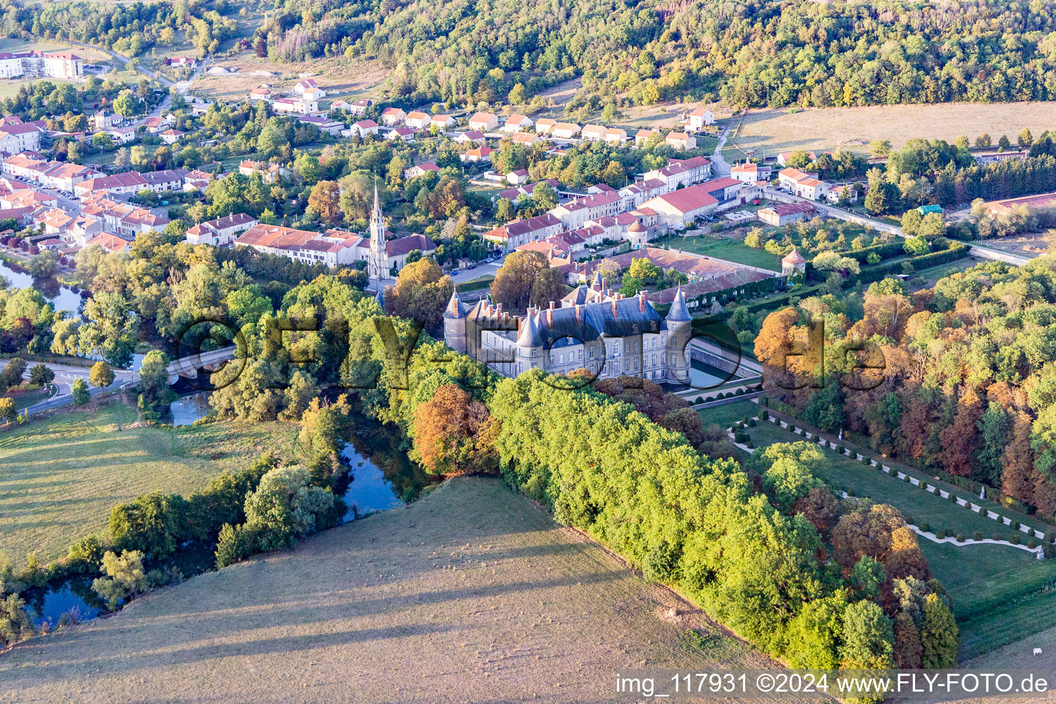 Photographie aérienne de Bâtiments et installations du parc du château du château à douves Château d'Haroué à Haroue à Haroué dans le département Meurthe et Moselle, France