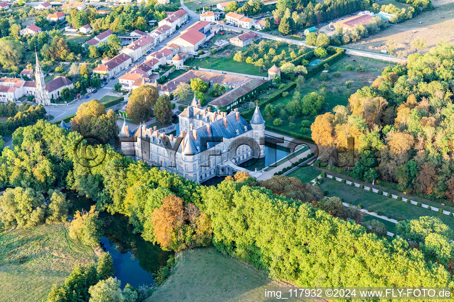 Château de Haroué à Haroué dans le département Meurthe et Moselle, France vu d'un drone