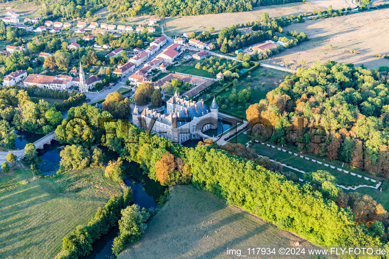 Vue aérienne de Château de Haroué à Haroué dans le département Meurthe et Moselle, France