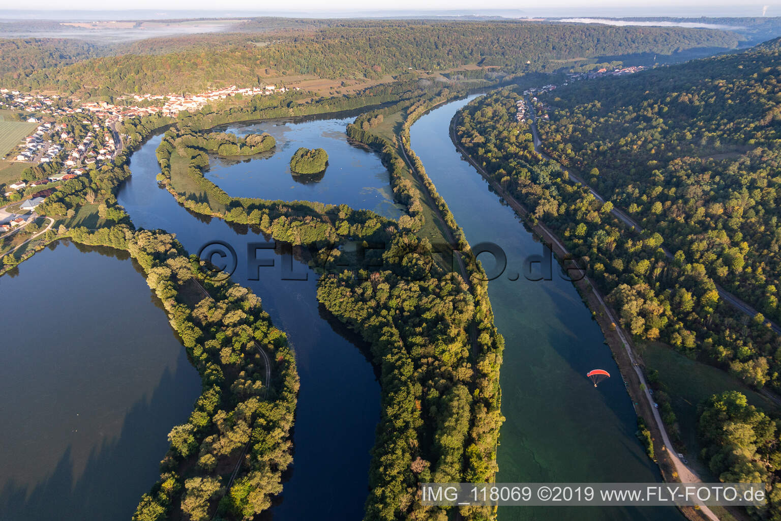 Vue aérienne de Île au bord du fleuve entre la Moselle et le Canal de l'Est à Chaligny à Maron dans le département Meurthe et Moselle, France